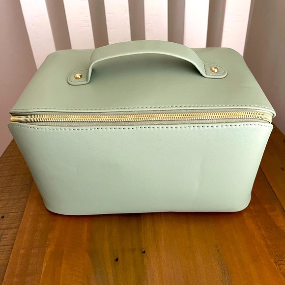 Nutrimetics “the Everything” 2 Cosmetic Bags - Picture 7 of 9